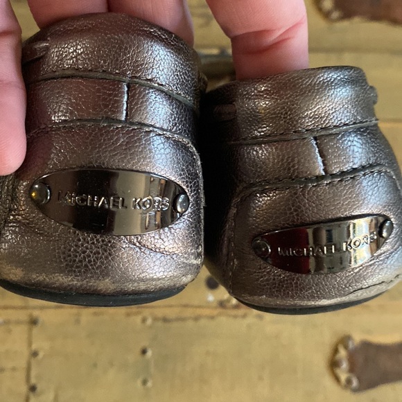 MICHAEL KORS 100% LEATHER METALLIC PEWTER FLAT LOAFER SLIDE FLATS - Picture 8 of 16